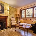 *The Little Castle* With Heated Pool And Sauna