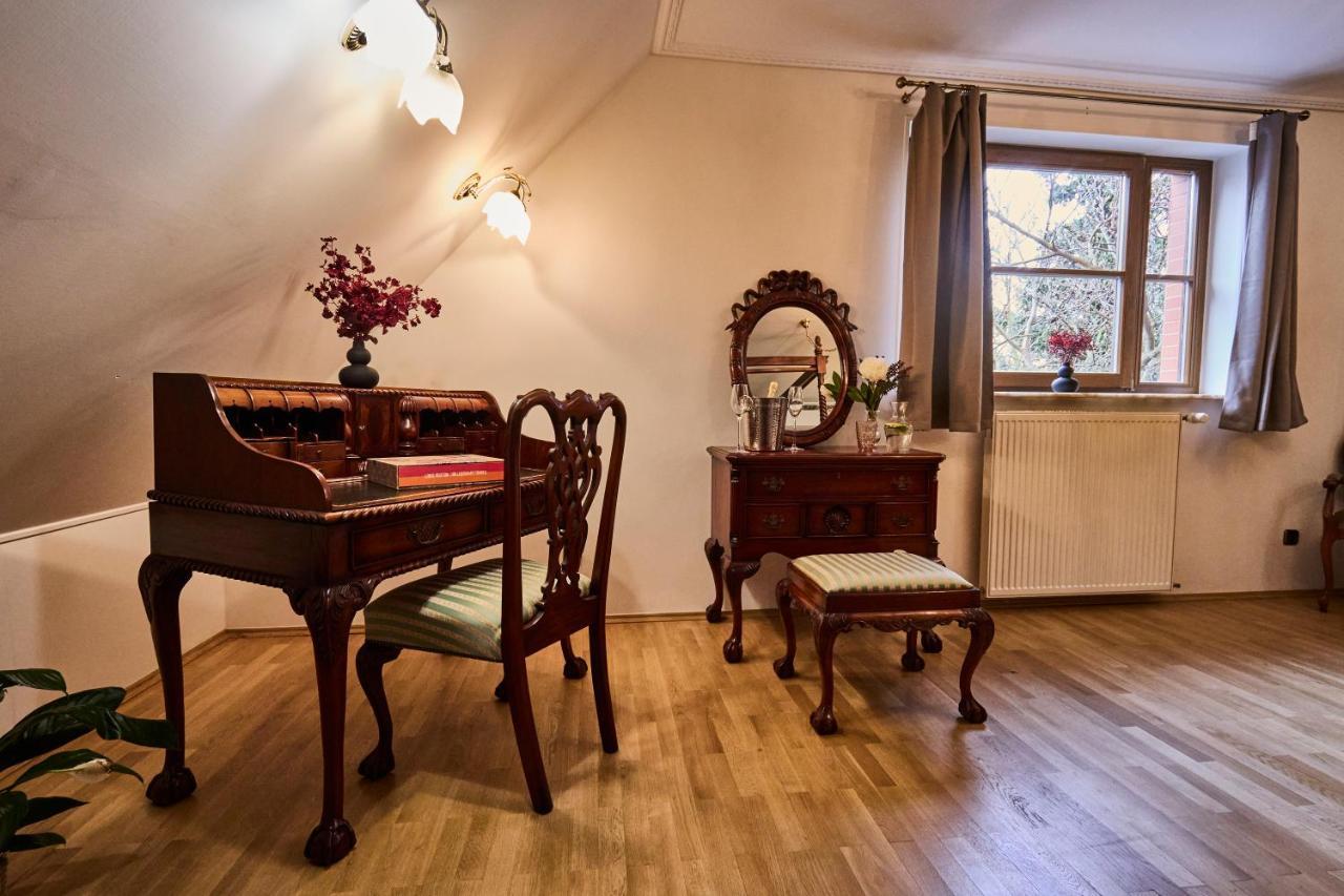 *the Little Castle* With Heated Pool And Sauna