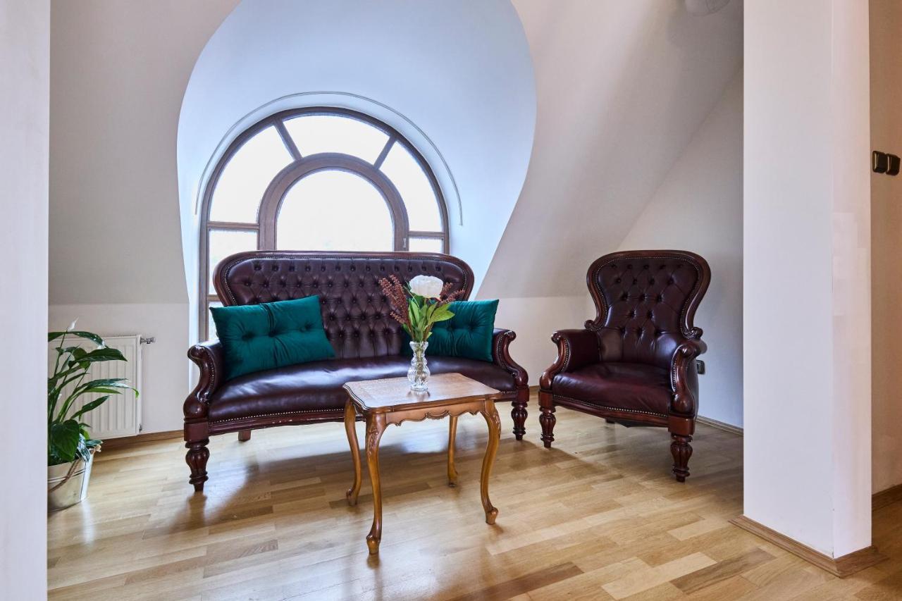 *the Little Castle* With Heated Pool And Sauna