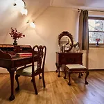 *The Little Castle* With Heated Pool And Sauna