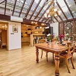 *The Little Castle* With Heated Pool And Sauna