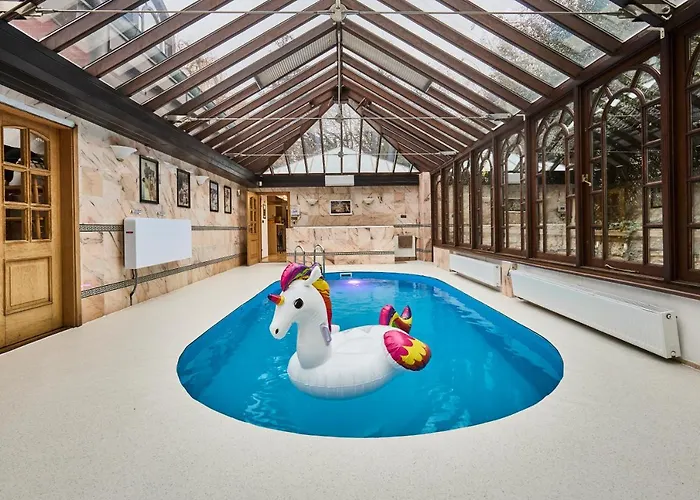 *The Little Castle* With Heated Pool And Sauna