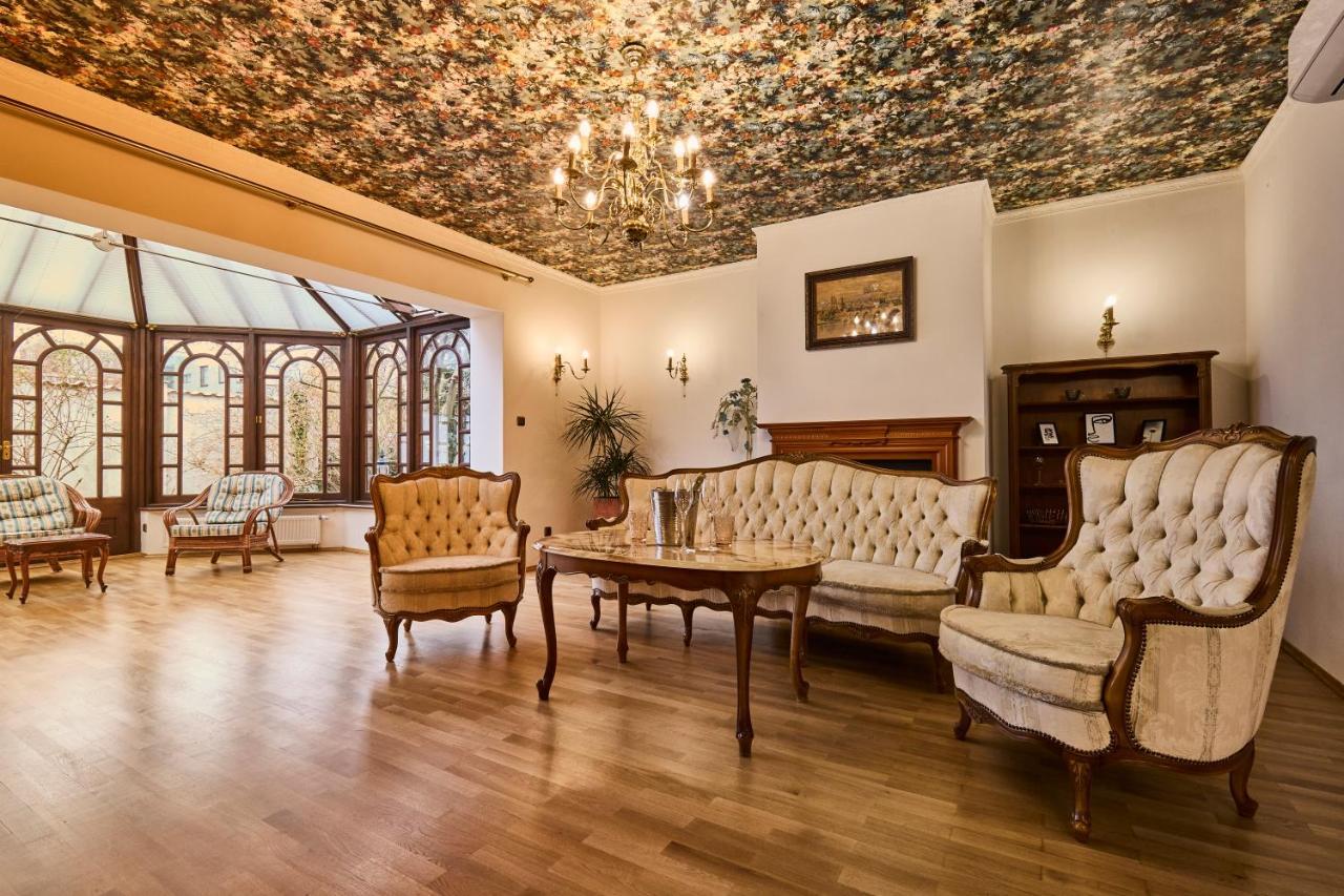 Villa *the Little Castle* With Heated Pool And Sauna Praag