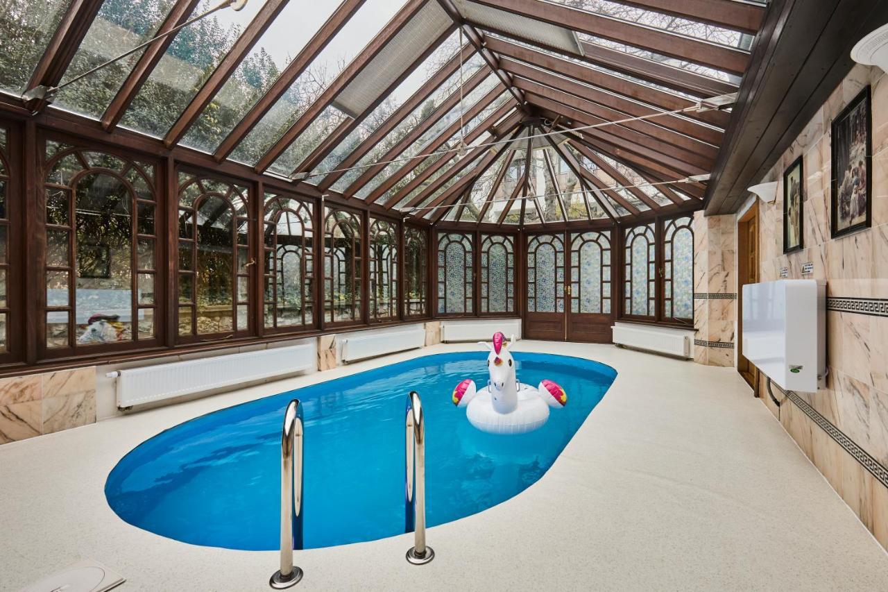 *the Little Castle* With Heated Pool And Sauna * Praag