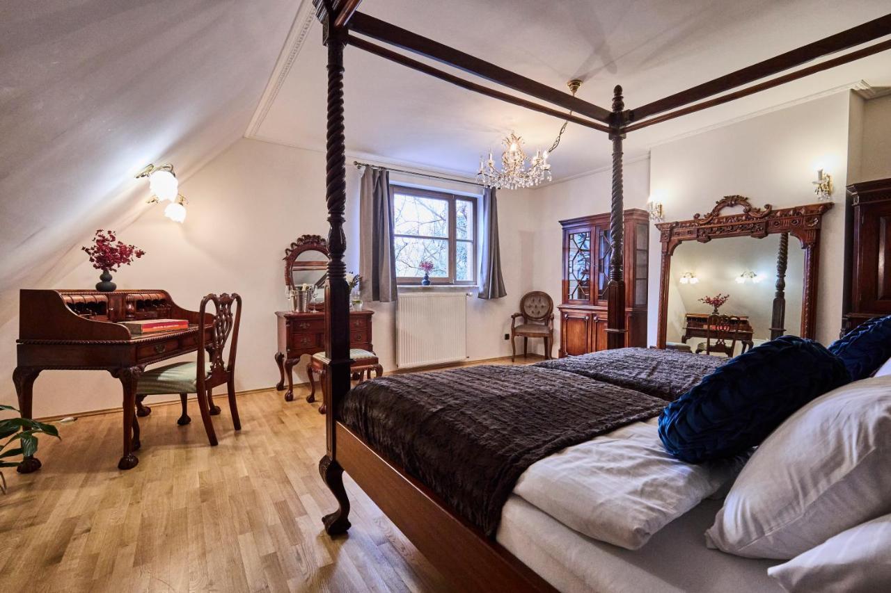 *the Little Castle* With Heated Pool And Sauna * Praag