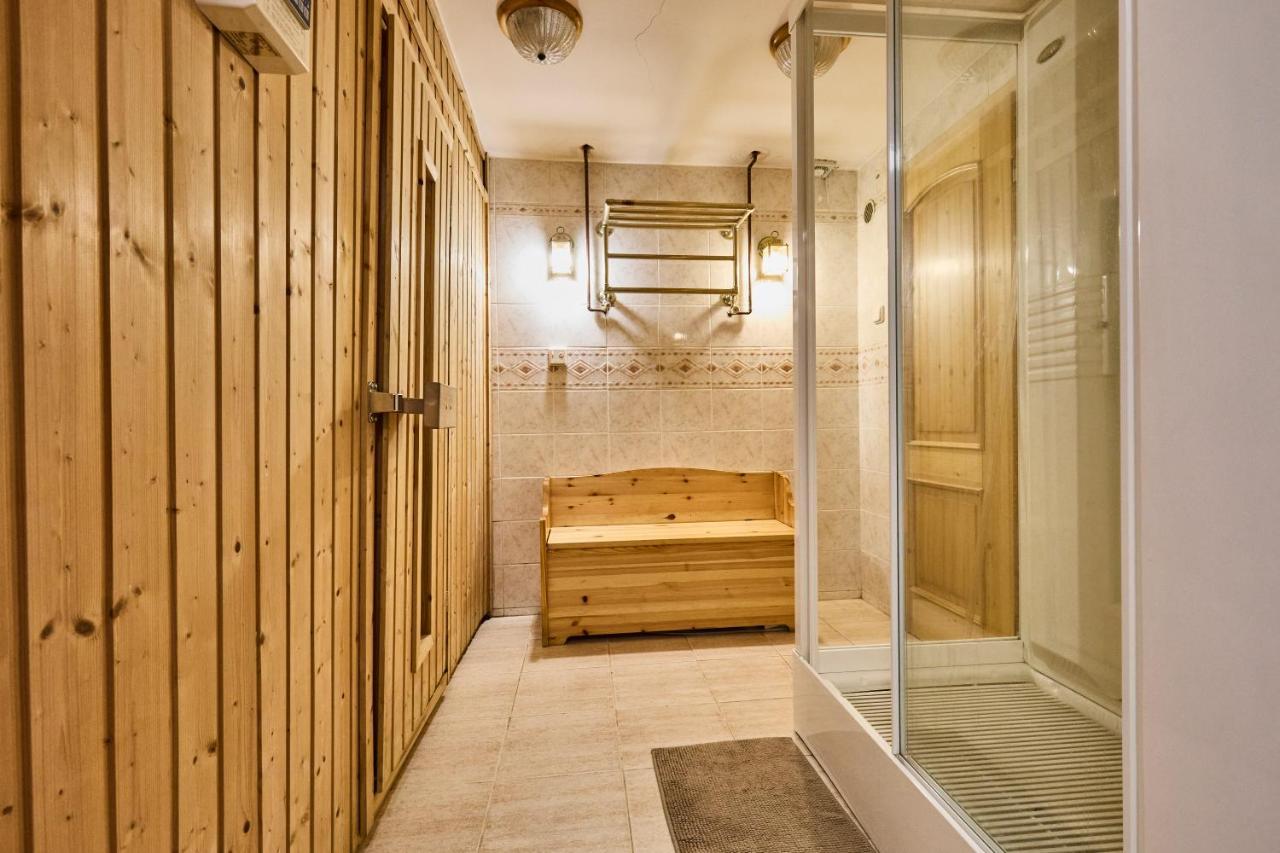 *the Little Castle* With Heated Pool And Sauna * Praag