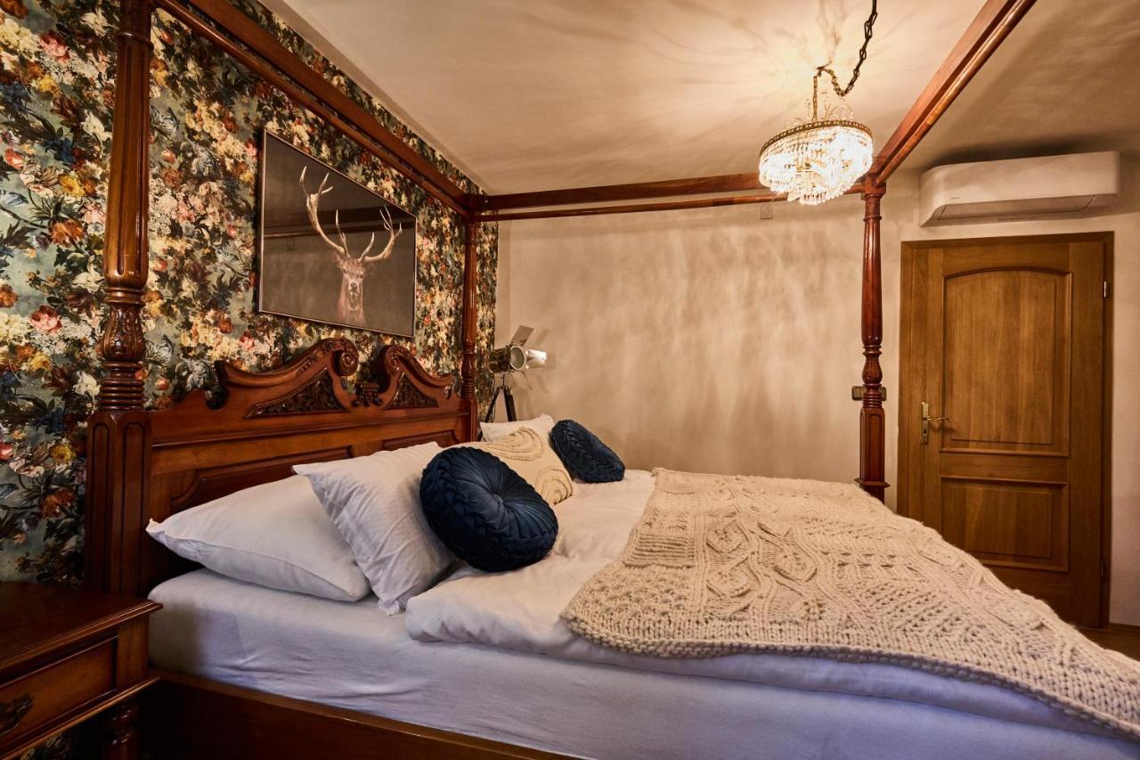 *the Little Castle* With Heated Pool And Sauna Villa